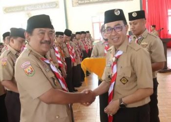 Sekda Kabupaten Sukabumi Serahkan Penganugerahan Tanda Penghargaan Orang Dewasa Kepada Pegiat Pramuka