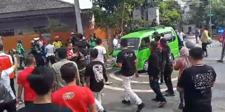Ketegangan Meningkat antara Sopir Angkot dan Driver Online di Sukabumi