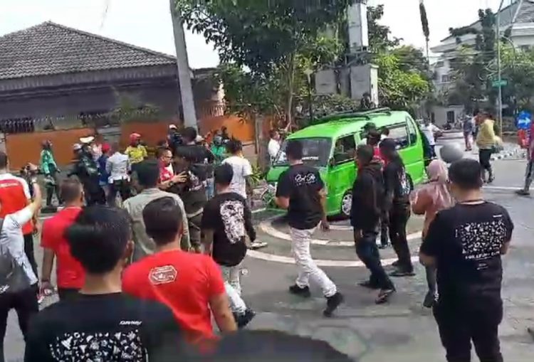 Ketegangan Meningkat antara Sopir Angkot dan Driver Online di Sukabumi