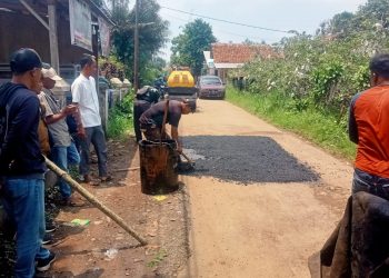 Ruas Jalan Kadupugur-Cijengkol di perbaikan PU Kabupaten Sukabumi.