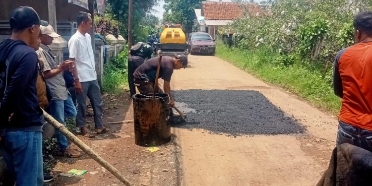 Ruas Jalan Kadupugur-Cijengkol di perbaikan PU Kabupaten Sukabumi.