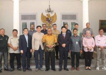 KERJASAMA PERUMDA AGRO DENGAN DREAM FARM KORSEL, BUDIDAYA STROBERI SISTEM CUBE SMART FARMING