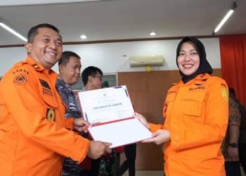 UNSUR SAR GABUNGAN KABUPATEN SUKABUMI MENDAPAT PENGHARGAAN DARI BASARNAS