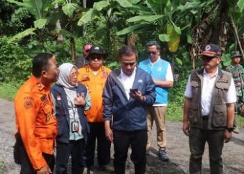 Bupati Sukabumi dan PJ Gubernur Jawa Barat tinjau dan berikan bantuan kepada masyarakat yang terkena dampak bencana