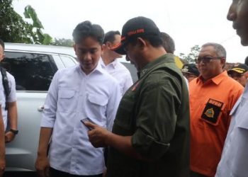 BUPATI SUKABUMI DAMPINGI WAPRES TINJAU PERGERAKAN TANAH DI CIKEMBAR