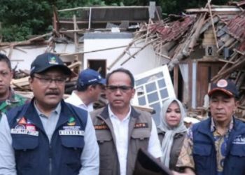 SEKDA KAB. SUKABUMI DAMPINGI MENSOS TINJAU KORBAN LONGSOR, SALURAKAN SANTUNAN DAN BANTUAN