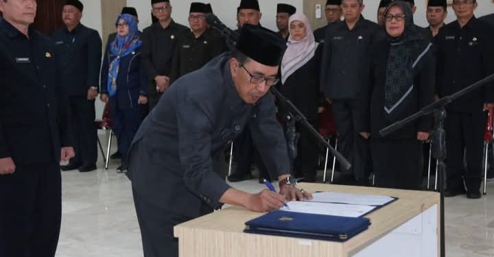 PELANTIKAN PEJABAT ADMINISTRATOR DAN PENGAWAS, BUPATI SUKABUMI MINTA TINGKATKAN PELAYANAN MASYARAKAT