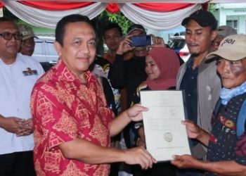 BUPATI SUKABUMI SERAHKAN SERTIFIKAT REDISTRIBUSI TANAH 2024 KEPADA MASYARAKAT DI WILAYAH IV PAJAMPANGAN