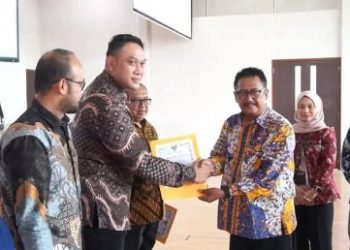 SERAH TERIMA BEASISWA BUPATI 2025, BUPATI SUKABUMI” MANFAATKAN AMANAH INI UNTUK KEBAIKAN DIMASA DEPAN”