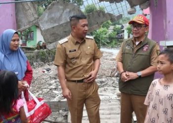 Wabup Sukabumi tinjau dan serahkan bantuan untuk warga terdampak bencana