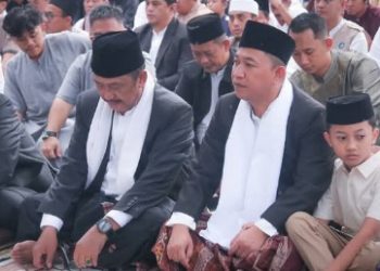 Bupati dan Wabup Sukabumi melaksanakan Sholat Idul Fitri di Masjid Agung Palabuhanratu