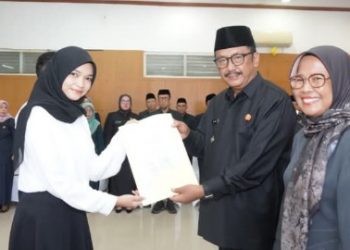 PENGAMBILAN SUMPAH DAN PENYERAHAN PETIKAN SK PNS DAN CPNS, BUPATI TEKANKAN TUGAS PENGABDIAN