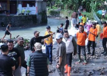 TINJAU LOKASI TERDAMPAK BENCANA, SEKDA APRESIASI SEMANGAT GOTONGROYONG WARGA