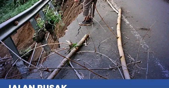 Jalan Jampangkulon-Ciguyang Rusak Akibat Longsor, Warga Keluhkan Belum Ada Perbaikan Permanen