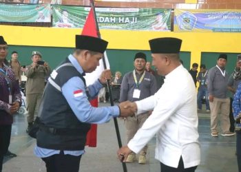 Lepas Calon Jemaah Haji Kloter 39, Wabup Minta Semua Jadi Duta Bangsa yang Baik