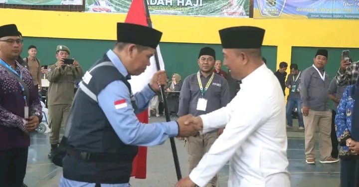 Lepas Calon Jemaah Haji Kloter 39, Wabup Minta Semua Jadi Duta Bangsa yang Baik
