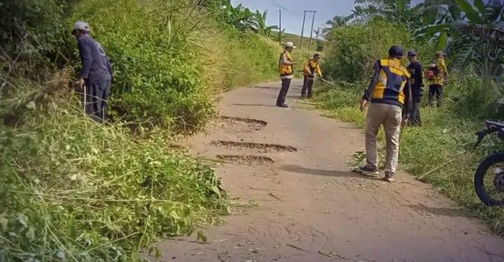UPTD PU Ciemas Bersama Warga Bersihkan Bahu Jalan di Desa Mekarjaya Sukabumi