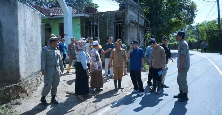 Wabup Sukabumi Tinjau Langsung Lokasi Banjir di Jalan Nasional Desa Citarik