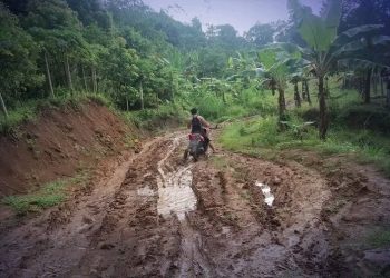 Jalan Rusak Parah di Ruas Cibugel–Bangbayang, Warga Tiga Kampung di Sukabumi Mengeluh