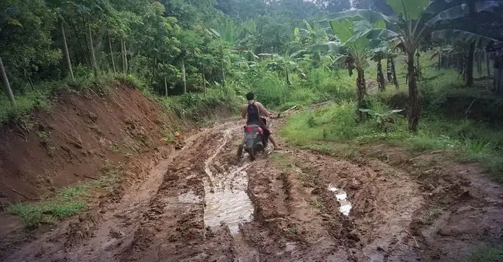 Jalan Rusak Parah di Ruas Cibugel–Bangbayang, Warga Tiga Kampung di Sukabumi Mengeluh