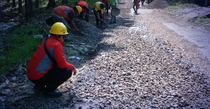 Dinas PU Sukabumi Perbaiki Jalan Pasirsuren–Cikidang Sepanjang 235 Meter