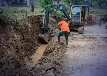 Pembangunan drainase sepanjang 140 meter di Cikakak jadi langkah Dinas PU Sukabumi atasi genangan & rawat jalan.