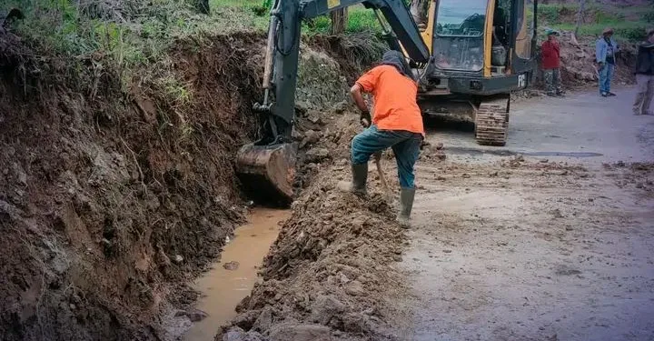 Pembangunan drainase sepanjang 140 meter di Cikakak jadi langkah Dinas PU Sukabumi atasi genangan & rawat jalan.