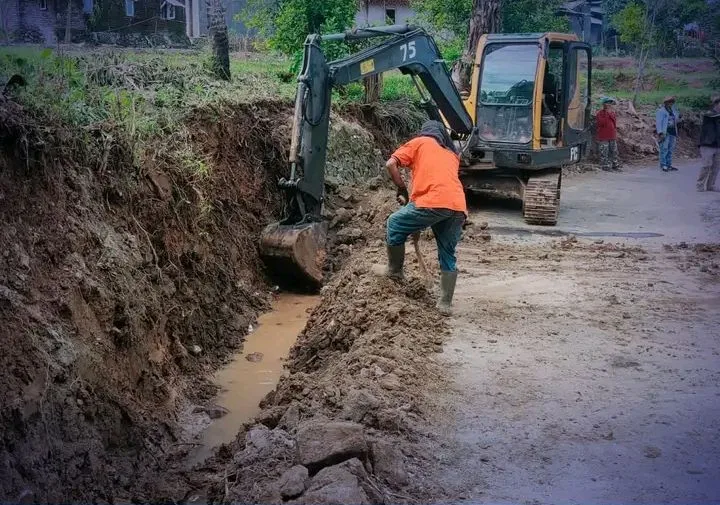 Pembangunan drainase sepanjang 140 meter di Cikakak jadi langkah Dinas PU Sukabumi atasi genangan & rawat jalan.