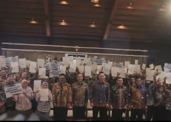 Bupati Sukabumi Dampingi Menko AHY Serahkan Sertipikat Hak Milik Warga Translok