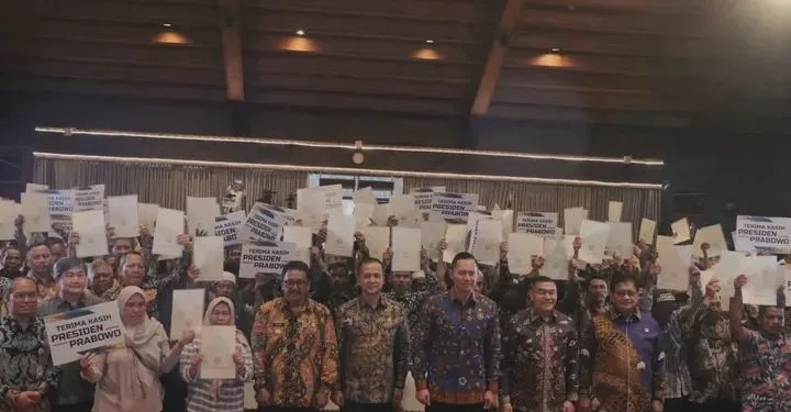 Bupati Sukabumi Dampingi Menko AHY Serahkan Sertipikat Hak Milik Warga Translok