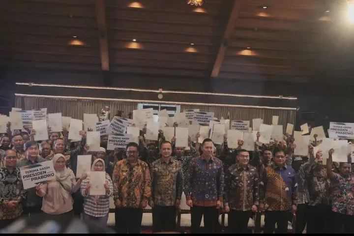 Bupati Sukabumi Dampingi Menko AHY Serahkan Sertipikat Hak Milik Warga Translok