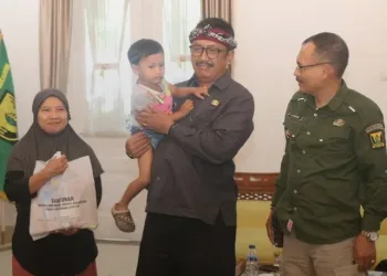 Pemkab Sukabumi Lepas Tim Kirab Bangga Kencana, Bupati Serahkan Bantuan Gizi untuk Keluarga Risiko Stunting