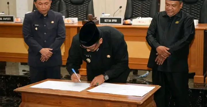 BUPATI HADIRI PARIPURNA DPRD: TAHAP AKHIR PENYEMPURNAAN RAPERDA APBD 2024