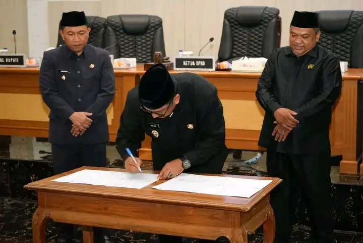 BUPATI HADIRI PARIPURNA DPRD: TAHAP AKHIR PENYEMPURNAAN RAPERDA APBD 2024