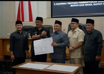 DPRD SUKABUMI SAHKAN DUA RAPERDA STRATEGIS, TEGASKAN KOMITMEN TRANSPARANSI DAN KESIAPAN PILKADA 2029