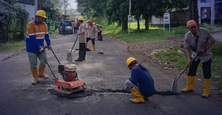 PERBAIKI AKSES KOTA, DINAS PU SUKABUMI TAMBAL SULAM DUA RUAS JALAN DI PALABUHANRATU