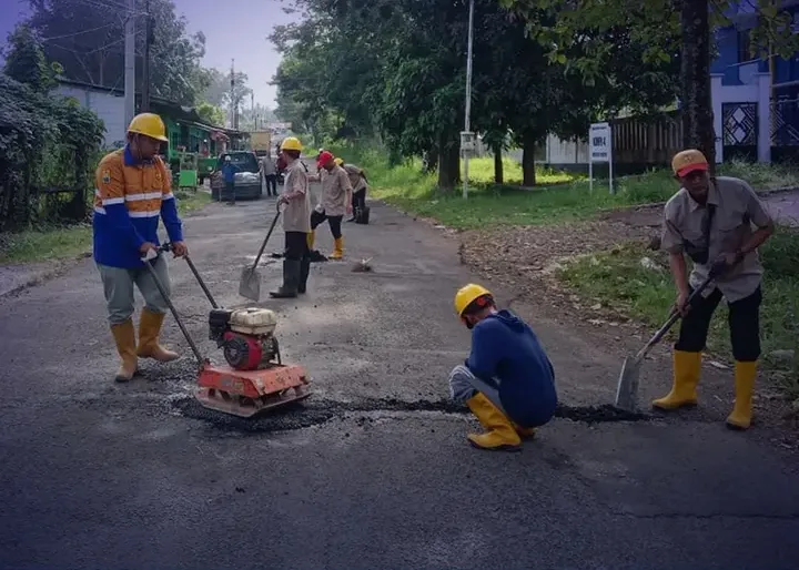 PERBAIKI AKSES KOTA, DINAS PU SUKABUMI TAMBAL SULAM DUA RUAS JALAN DI PALABUHANRATU