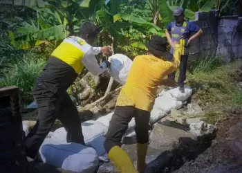 BAHU JALAN LONGSOR DI CIKAKAK, UPTD PU PALABUHANRATU LAKUKAN PENANGANAN DARURAT