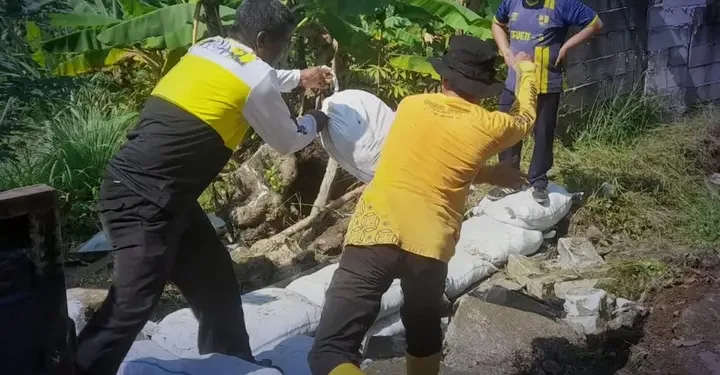 BAHU JALAN LONGSOR DI CIKAKAK, UPTD PU PALABUHANRATU LAKUKAN PENANGANAN DARURAT