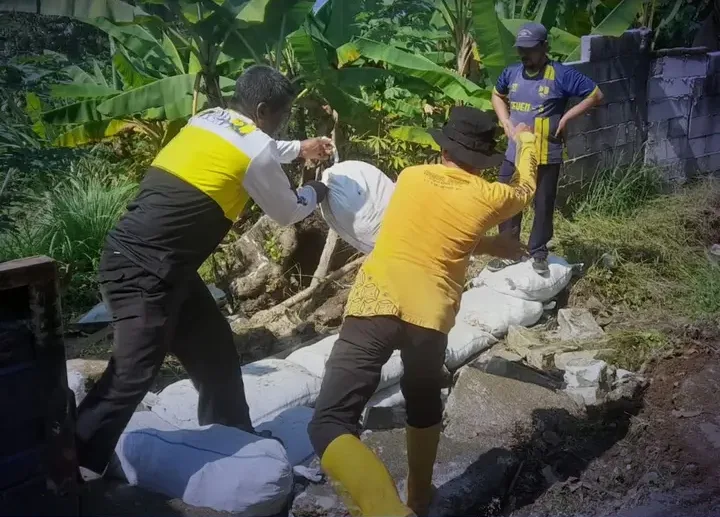 BAHU JALAN LONGSOR DI CIKAKAK, UPTD PU PALABUHANRATU LAKUKAN PENANGANAN DARURAT