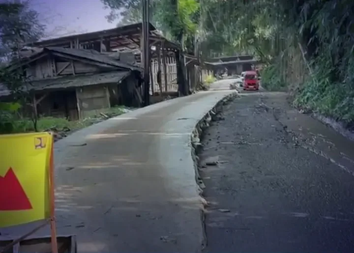 Pengecoran Jalan Pakuwon–Cipeuteuy Capai 40 Persen, Warga Diimbau Tidak Melintas Dulu