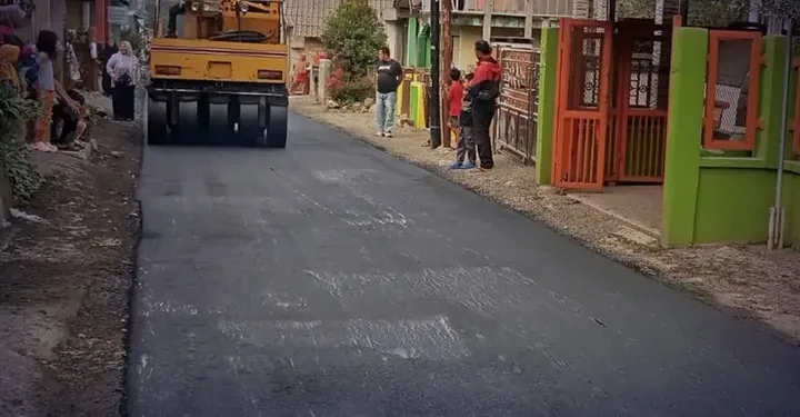 Dinas PU Kabupaten Sukabumi Selesaikan Pengaspalan Jalan Bantarmuncang–Tenjojaya Sepanjang 370 Meter