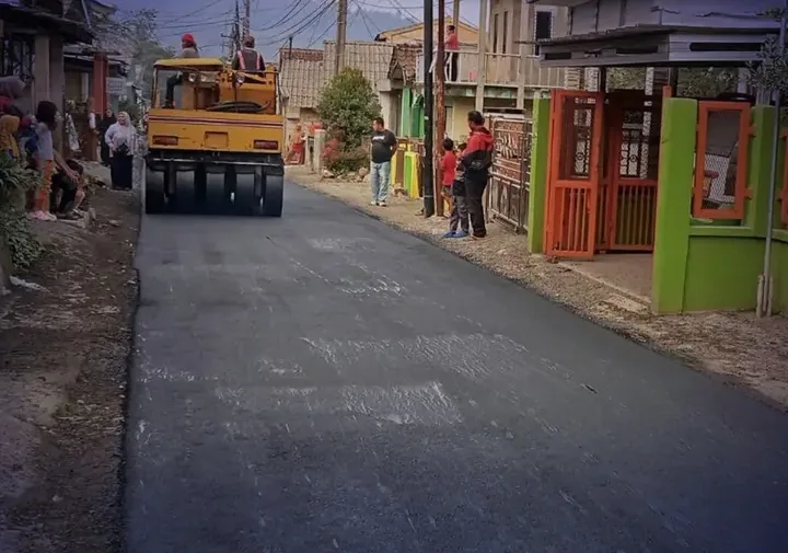 Dinas PU Kabupaten Sukabumi Selesaikan Pengaspalan Jalan Bantarmuncang–Tenjojaya Sepanjang 370 Meter