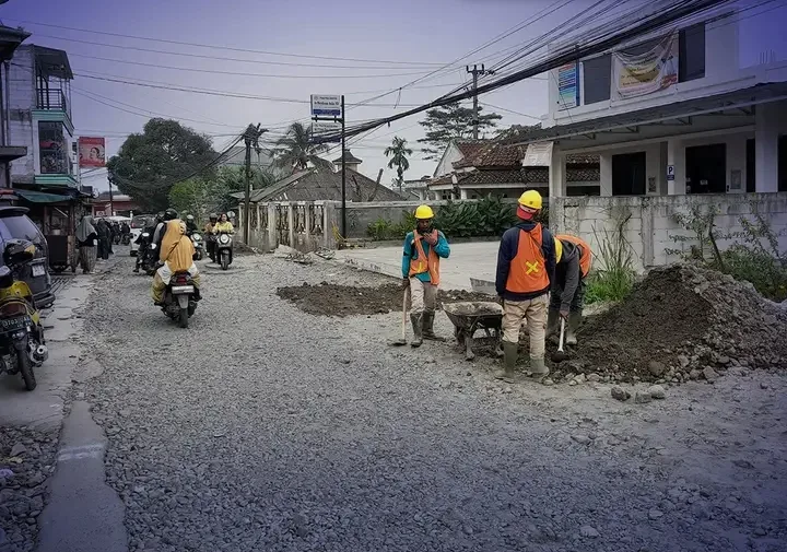 Jalan Caringin–Cidahu Sukabumi Diperkuat dengan Rigid Beton