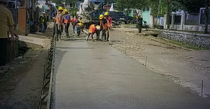 Dinas PU Sukabumi Perbaiki Jalan di Ciambar & Cicantayan, Gunakan Dua Metode Berbeda
