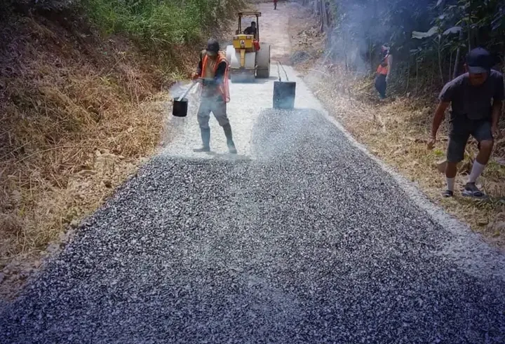 Jalan Pasirsuren-Cikidang Kini Mulus, Dinas PU Sukabumi Selesaikan Pengaspalan 500 Meter