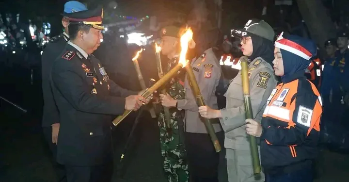 Semarak Upacara Taptu Jelang HUT ke-80 RI, Pemkab Sukabumi Gelar Pawai Obor Meriah