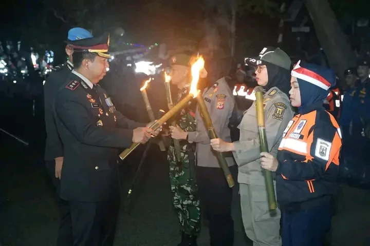 Semarak Upacara Taptu Jelang HUT ke-80 RI, Pemkab Sukabumi Gelar Pawai Obor Meriah