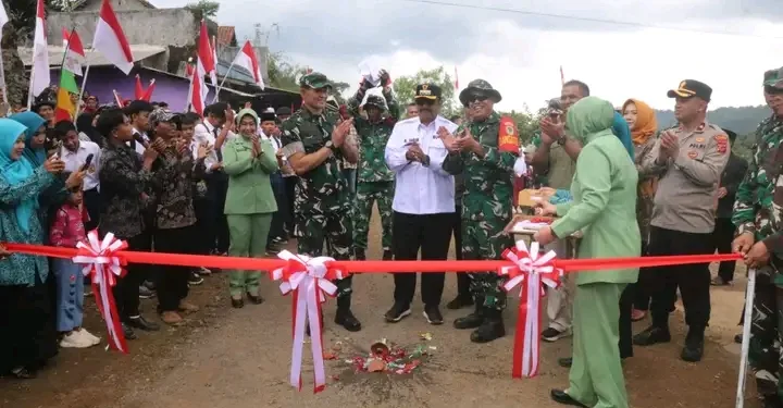 Bupati Sukabumi Dampingi Danrem 061/Suryakancana Tinjau TMMD, Sebut Manfaatnya Sangat Besar bagi Masyarakat