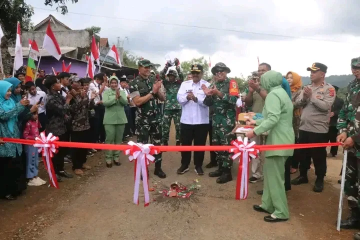Bupati Sukabumi Dampingi Danrem 061/Suryakancana Tinjau TMMD, Sebut Manfaatnya Sangat Besar bagi Masyarakat